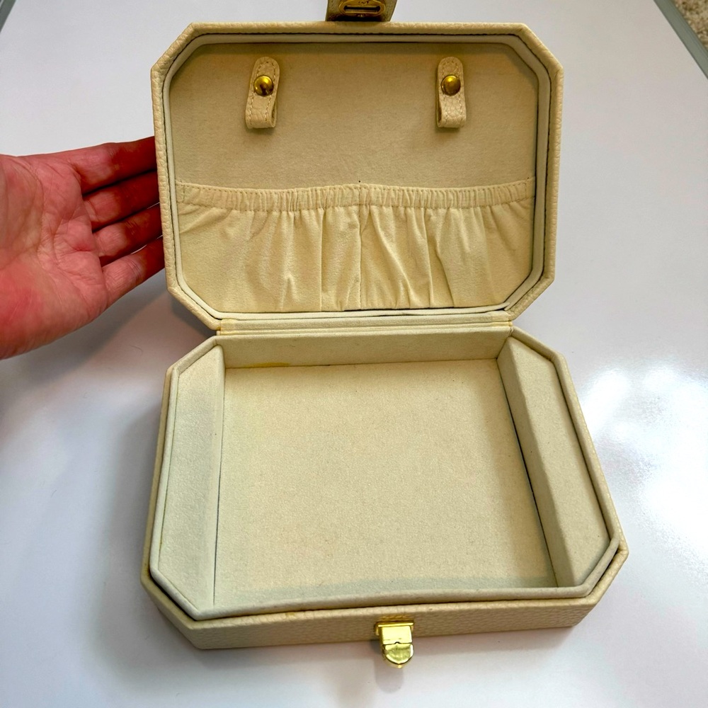 Travel jewelry case